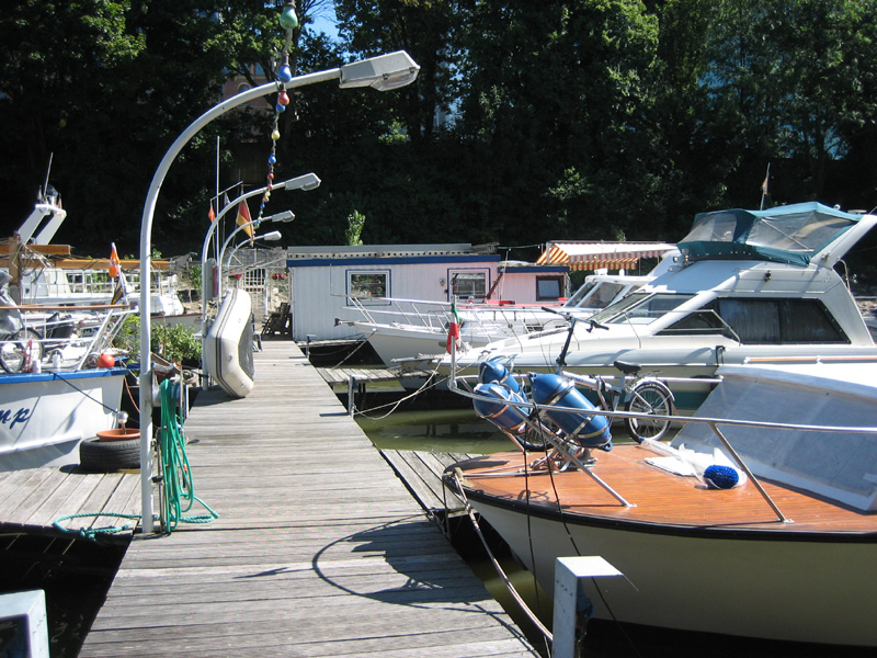 Sicht von der Wasserseite auf den Steg